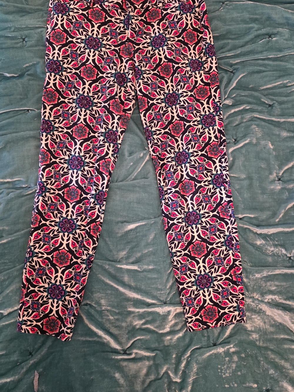 Old Navy Floral Pattern Cropped Pants in Pink, Purple, Navy